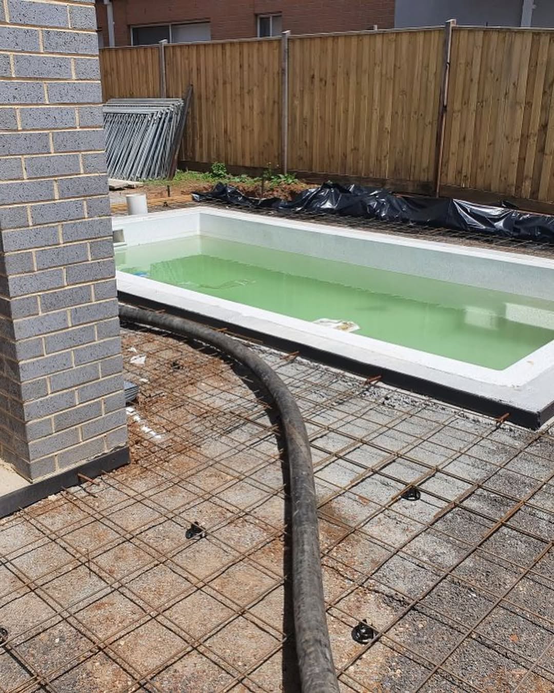 Pool surround pour